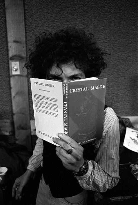 Bob Dylan reads Crystal Magick, photo Ken Regan